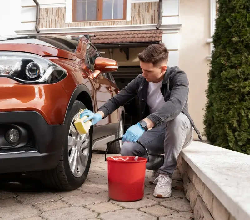 Lavage auto à domicile Peillon : professionnel intervenant sur un véhicule